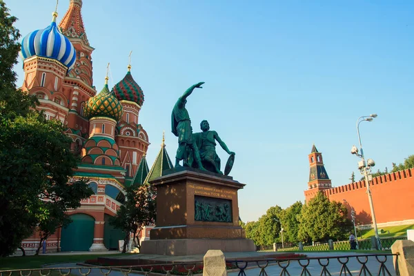 Plaza Roja, St. Catedral de Basilio, Kremlin, Kremlin de Moscú, Muro del Kremlin — Foto de Stock