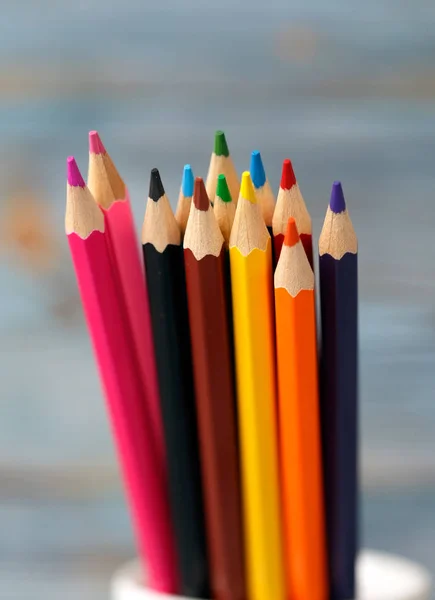Crayons de couleur, peinture, création, fournitures de bureau — Photo