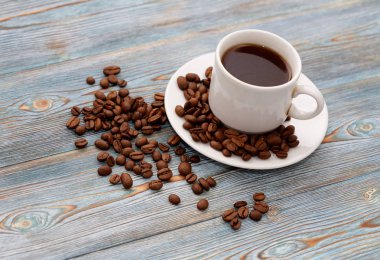 Kahve. Bir fincan kahve, kahve tahıllar, taze sabah aroma, kahve, kahve çekirdekleri ile Kahvaltı