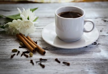 Kahve. Bir fincan kahve, kahve tahıllar, taze sabah aroma, kahve, kahve çekirdekleri ile Kahvaltı