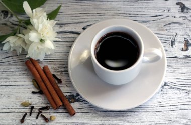 Kahve. Bir fincan kahve, kahve tahıllar, taze sabah aroma, kahve, kahve çekirdekleri ile Kahvaltı