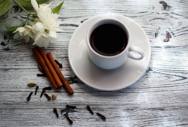 Kahve. Bir fincan kahve, kahve tahıllar, taze sabah aroma, kahve, kahve çekirdekleri ile Kahvaltı