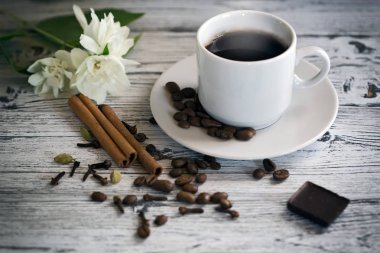 Kahve. Bir fincan kahve, kahve tahıllar, taze sabah aroma, kahve, kahve çekirdekleri ile Kahvaltı