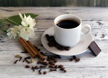 Kahve. Bir fincan kahve, kahve tahıllar, taze sabah aroma, kahve, kahve çekirdekleri ile Kahvaltı