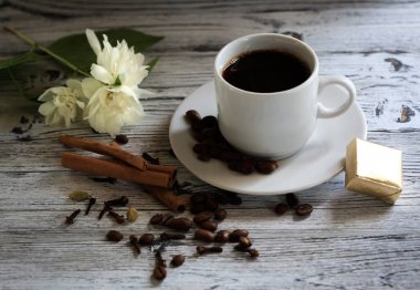 Kahve. Bir fincan kahve, kahve tahıllar, taze sabah aroma, kahve, kahve çekirdekleri ile Kahvaltı