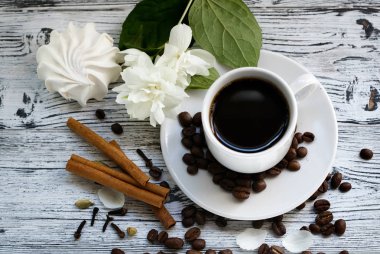 Kahve. Bir fincan kahve, kahve tahıllar, taze sabah aroma, kahve, kahve çekirdekleri ile Kahvaltı