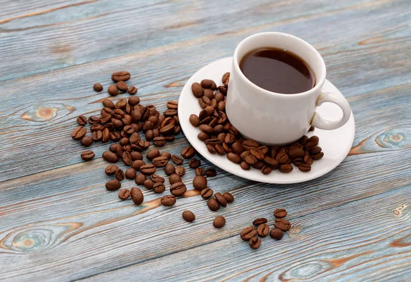 Kahve. Bir fincan kahve, kahve tahıllar, taze sabah aroma, kahve, kahve çekirdekleri ile Kahvaltı