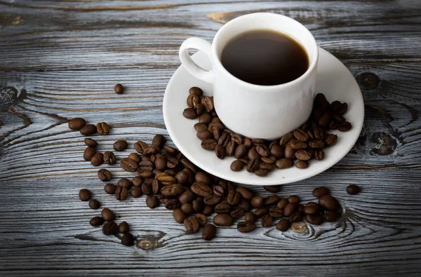 Du café. Une tasse de café, grains de café, arôme frais du matin, petit déjeuner avec café, grains de café — Photo