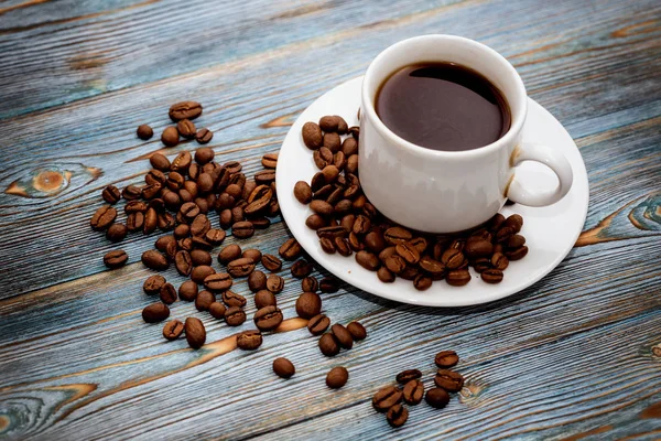 커피입니다. 한 잔의 커피, 커피 곡물, 신선한 아침 향기, 커피, 원두 커피와 함께 아침 식사 — 스톡 사진
