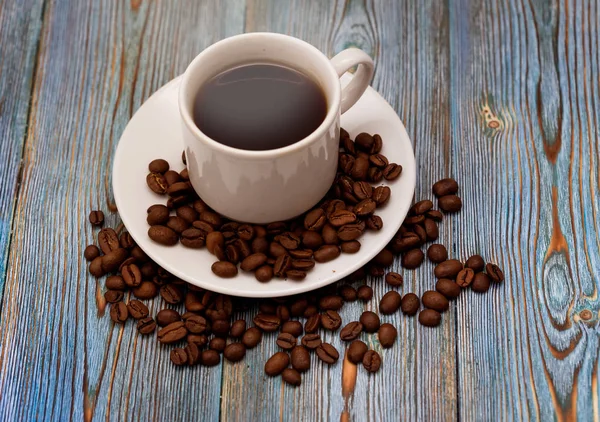 Café. Uma xícara de café, grãos de café, aroma fresco da manhã, café da manhã com café, grãos de café — Fotografia de Stock