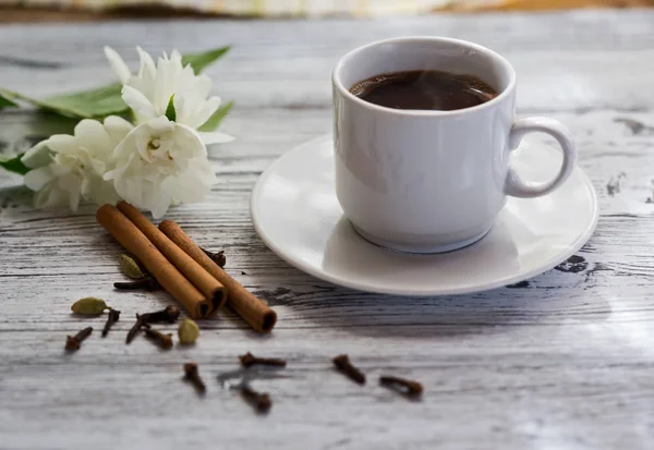 Café. Una taza de café, granos de café, aroma fresco de la mañana, desayuno con café, granos de café —  Fotos de Stock