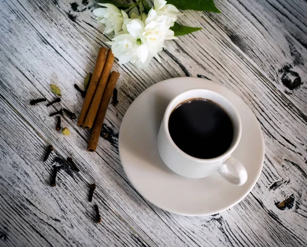 Kahve. Bir fincan kahve, kahve tahıllar, taze sabah aroma, kahve, kahve çekirdekleri ile Kahvaltı