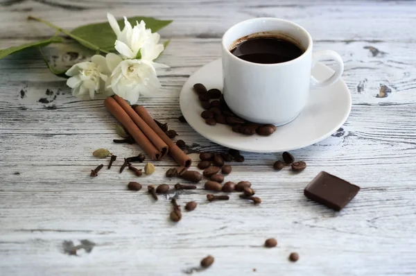 Кофе. Чашка кофе, зерно кофе, свежий утренний аромат, завтрак с кофе, кофейные зерна — стоковое фото