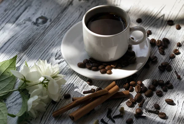 Kahve. Bir fincan kahve, kahve tahıllar, taze sabah aroma, kahve, kahve çekirdekleri ile Kahvaltı