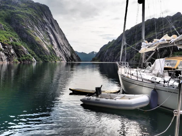 Vue du fjord du Troll en Norvège. Yacht à voile . — Photo