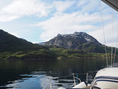 Troll'ü Norveç Fiyordu görünümünü. Yelkenli yat. Norveç Fiyordu.