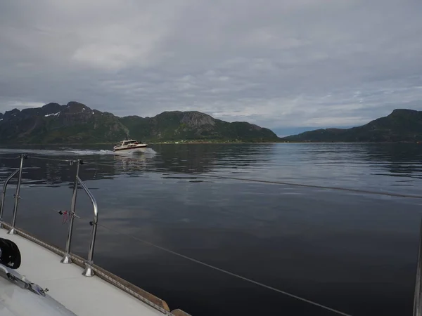 Vue du fjord du Troll en Norvège. Yacht à voile. Fjord norvégien . — Photo