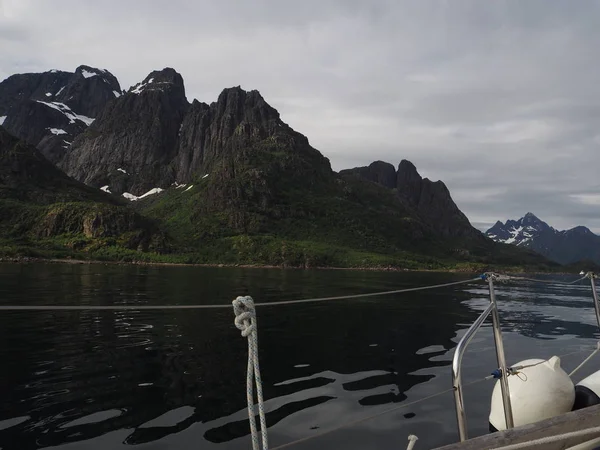 Widok na fiord Troll w Norwegii. Jacht. Norweski fiord. — Zdjęcie stockowe