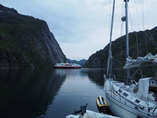 Vue du fjord du Troll en Norvège. Yacht à voile. Fjord norvégien . — Photo