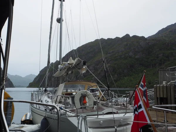 Vue du fjord du Troll en Norvège. Yacht à voile. Fjord norvégien . — Photo
