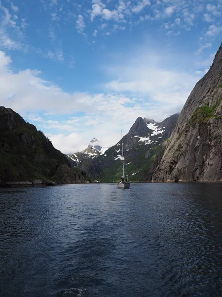 Widok na fiord Troll w Norwegii. Jacht. Norweski fiord. — Zdjęcie stockowe