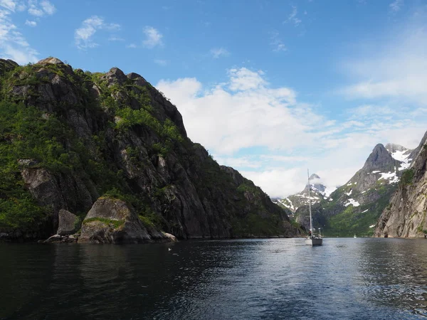 Вид на фьорд Тролля в Норвегии. Парусная яхта. Норвежский фьорд . — стоковое фото