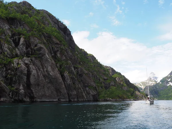 Vue du fjord du Troll en Norvège. Yacht à voile. Fjord norvégien . — Photo