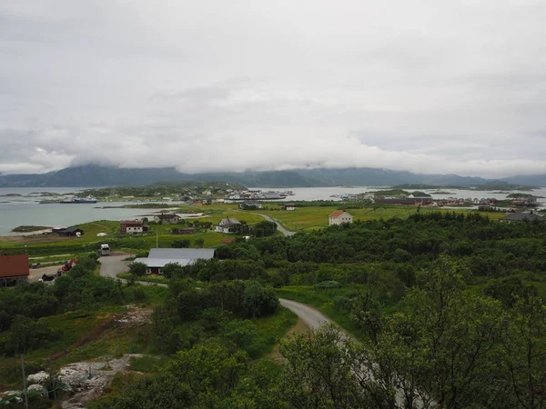 Pohled mořské prostředí v Norsku. Plachetnice. Norský fjord. — Stock fotografie