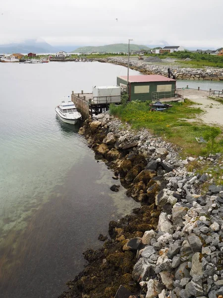 Norvégiában a tengeri kilátás. Vitorlás hajó. Norvég fjord. — Stock Fotó