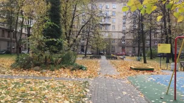 I en St. Petersburg gård under hösten — Stockvideo