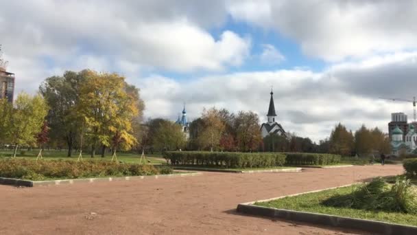 城市公园在秋天的时间 — 图库视频影像