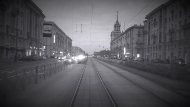 Promenade en tram le long de la perspective de Moscou. Russie, Saint-Pétersbourg, 20 oct. 2016 — Video