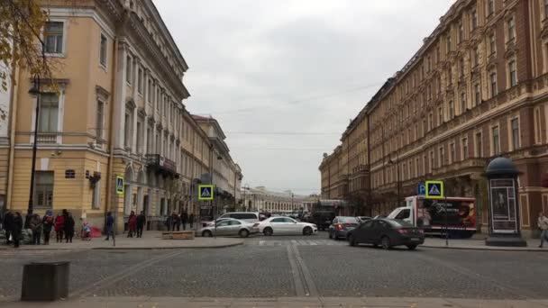 Vistas de la calle Mikhailovskaya con plaza Mikhailovsky. Rusia, San Petersburgo, 23 oct 2016 — Vídeos de Stock