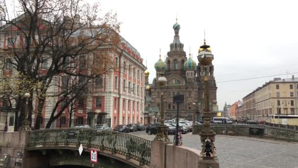 Vy över spillt blod med en teatralisk bro kyrka. Ryssland, Sankt-Petersburg, 23 okt 2016 — Stockvideo