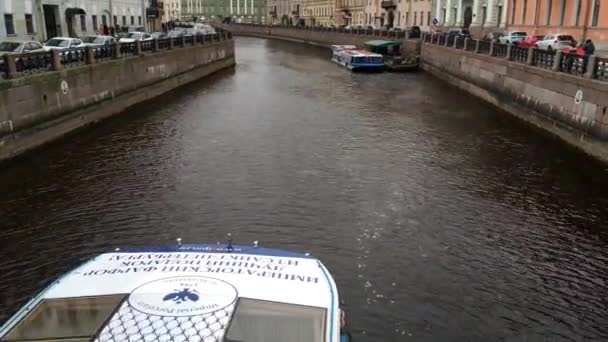 Görünümü ile büyük ahırları köprü, 23 Ekim 2016 Yusupov Nehri'nin — Stok video