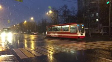 tramvay ve çalışan bir kar altında geçen arabalar. Rusya, Saint-Petersburg, 26 Ekim 2016