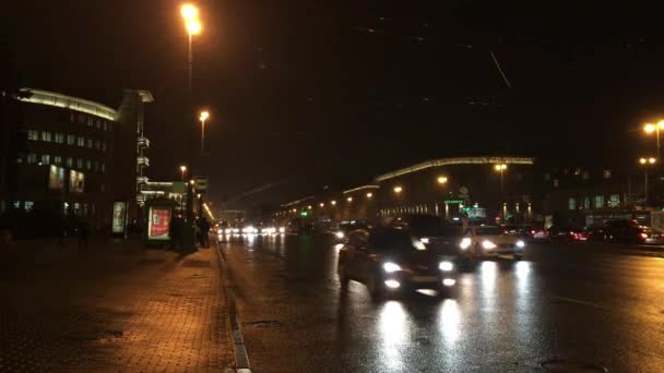 Kentsel trafik karanlık gece. Rusya, Saint-Petersburg, 30 Ekim 2016 — Stok video