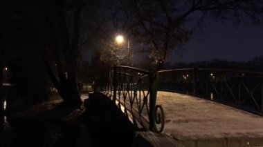 parmaklıklar karanlıkta parkta ile köprü