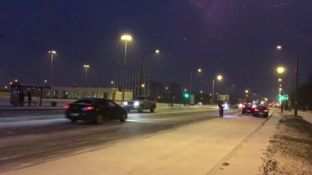 Het besturen op gladde sneeuw bedekt weg in de stad. Rusland, Sint-Petersburg, 2 november 2016 — Stockvideo