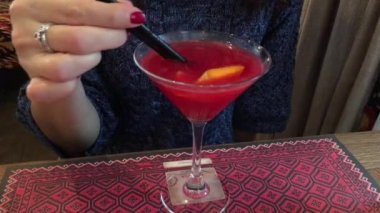 kokteyl cosmopolitan karıştırma