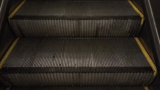El aumento de la escalera mecánica en el metro — Vídeos de Stock