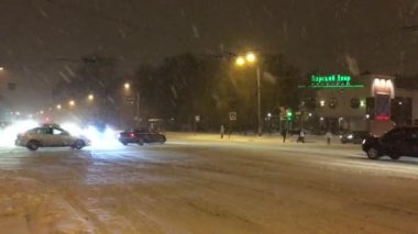 Karlı yolda araçların hareketi. Rusya, Saint-Petersburg, 7 Kasım 2016