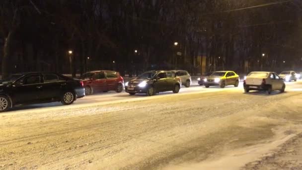 O movimento de veículos na estrada nevada. Rússia, São Petersburgo, 7 de novembro de 2016 — Vídeo de Stock