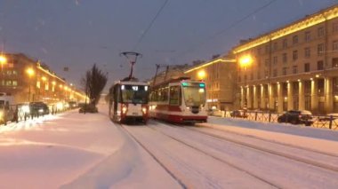 tramvaylar birbirlerine karşı hareketi. Rusya, Saint-Petersburg, 8 Kasım 2016