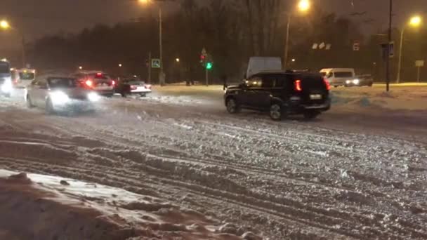 För förflyttning av fordon på snöig väg. Ryssland, Sankt-Petersburg, 7 November 2016 — Stockvideo