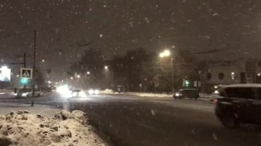 birçok büyük kar taneleri üzerinde yol gidiyor araba düşer. Rusya, Saint-Petersburg, 18 Kasım 2016