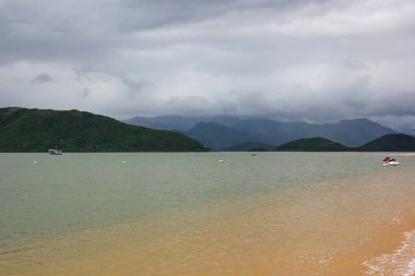 şeffaf deniz suyu ile kumlu plaj