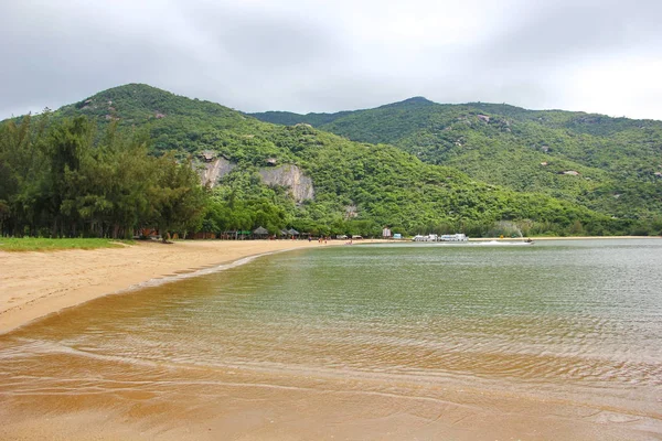 Vietnam güzel plaj dağlarla çevrilidir