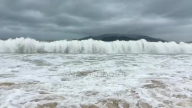 çok dalgalı bir deniz