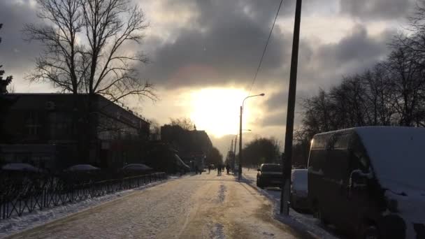 Vallende sneeuwvlokken glinsteren. Rusland, Sint-Petersburg, 1 januari 2017 — Stockvideo